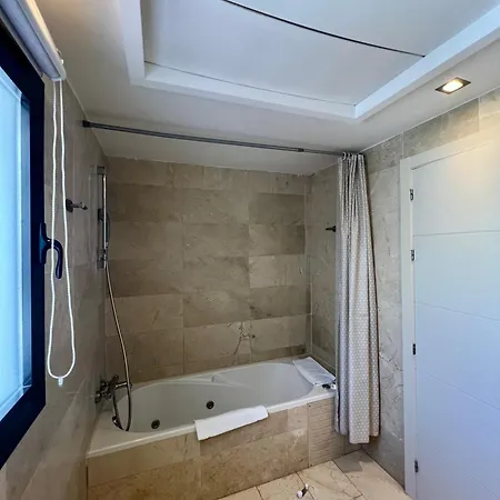 Seaview Luxury Penthouse Apartment *